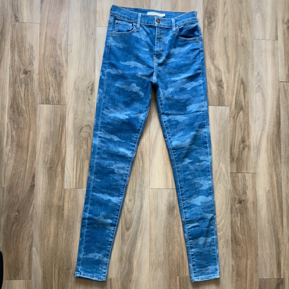 Levi’s 720 super high rise skinny blue camo jean size 26